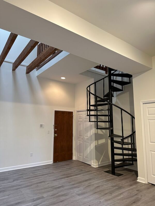 Building Photo - 235 King St