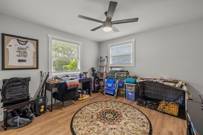 Building Photo - BEAUTIFULLY REMODELED, CONVIENENTLY LOCATE...