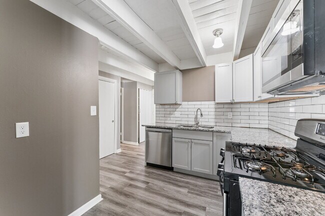 Building Photo - Charming Mid-Century Ranch Home Available Now!  1st Month's Rent is FREE!*