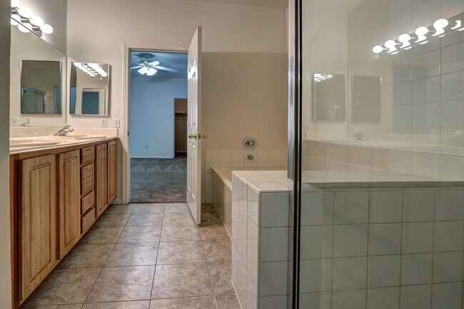 Building Photo - 3555 Meridale Dr