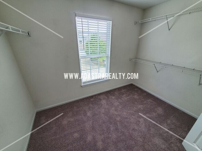 Building Photo - Spacious Townhome in Piper School District...
