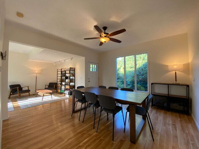 Building Photo - Rustic 4-Bed, 2-Bath Home in Happy Valley ...