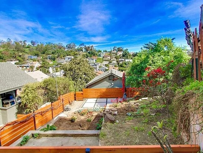 Building Photo - 654 Amador St