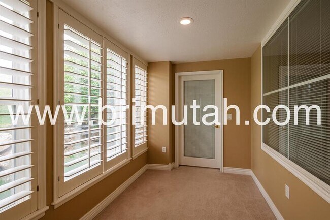 Building Photo - 3075 E Kennedy Dr