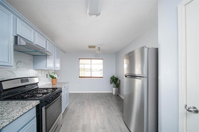 Building Photo - 22814 W Waterlake