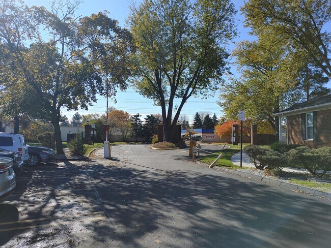 Building Photo - 25312 Shiawassee Cir
