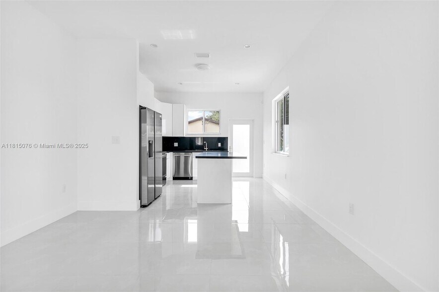 Building Photo - 785 SW 7th Ave