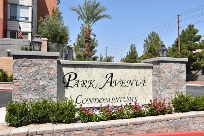Building Photo - 2 Bedroom recently painted 2nd Floor Condo in Guard Gated Park Avenue!