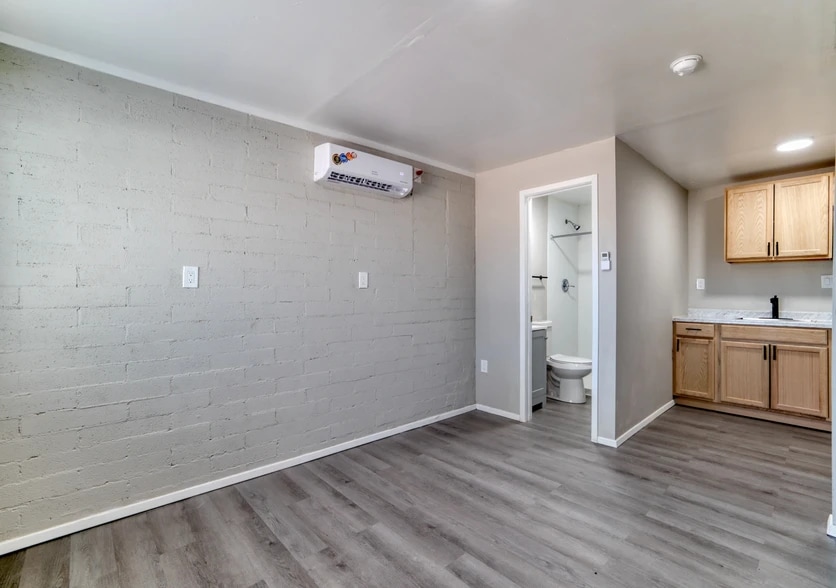 Building Photo - 1005 N Center Ave