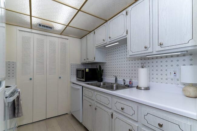 Building Photo - Beautifully Furnished 2 Bedroom, 1 Bath, W...