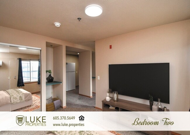 Building Photo - 138 N Sycamore Ave