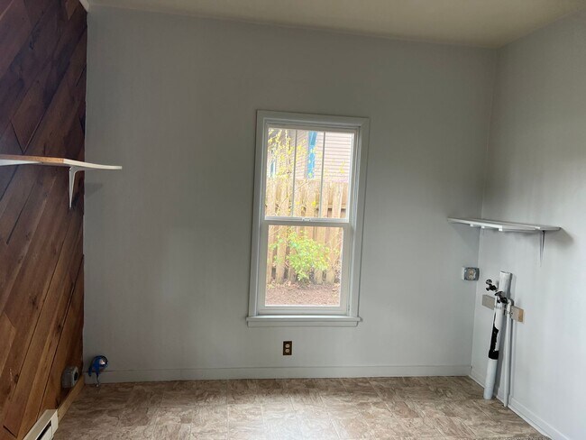 Building Photo - Beautifully updated 3 bedroom 1 bath duple...