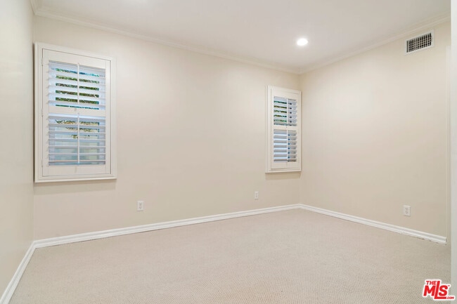 Building Photo - 360 Alma Real Dr