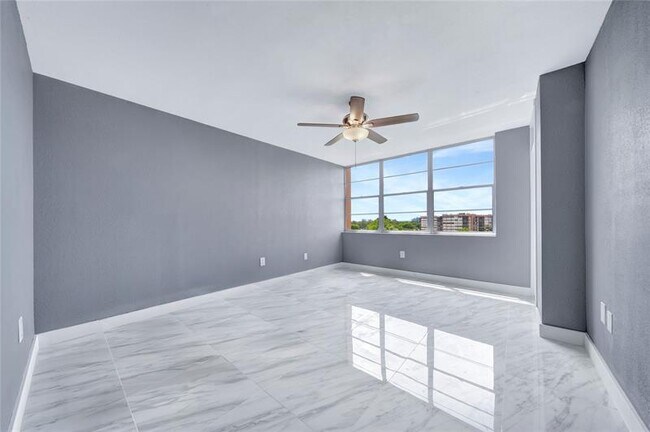 Building Photo - 1100 St Charles Pl