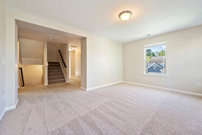 Building Photo - *Application PENDING* AVAILABLE IN MAY!  Stunning, like-new 4 bedroom, 4 bath home with large fen...