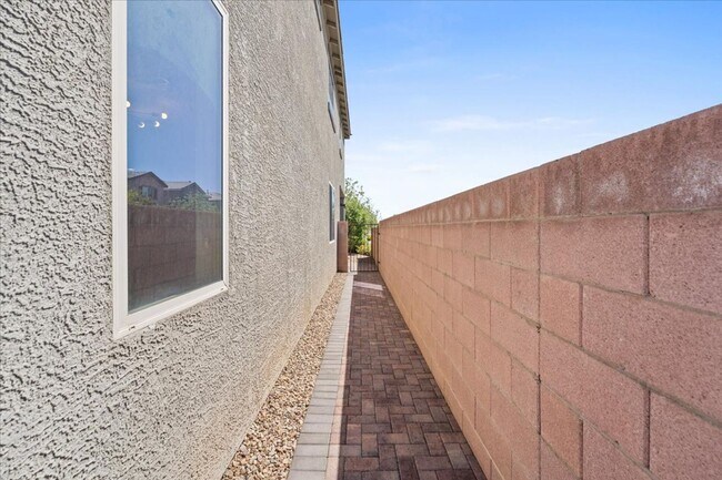Building Photo - 8524 Blazing Desert Ave