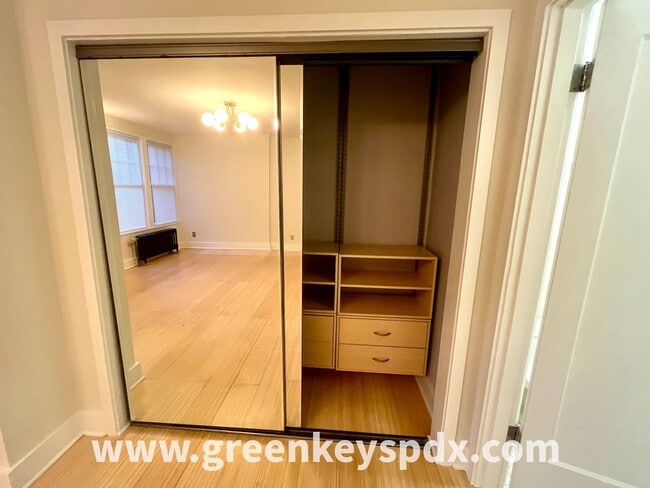 Building Photo - Historic Nob Hill Studio Condo at Patricia Court – Walk to NW 23rd