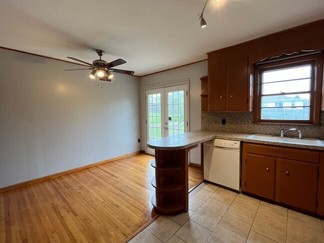 Building Photo - Three Bedroom Tulsa, 1 Bath