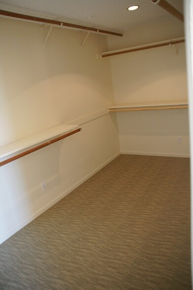 Building Photo - 220 Shoreview Dr