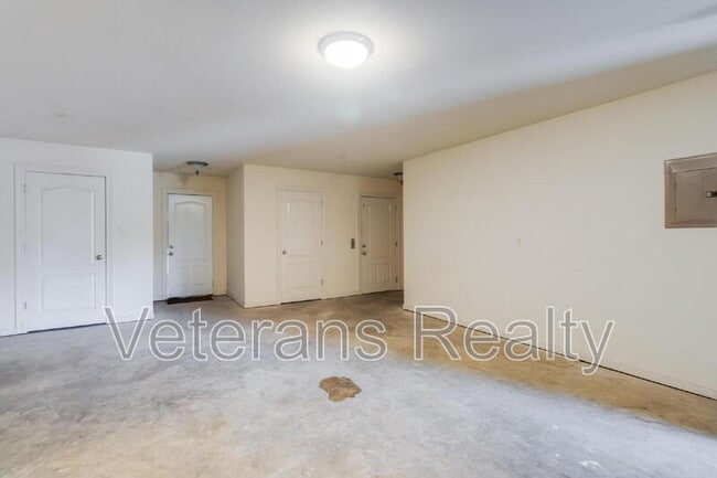 Building Photo - 28 Oak Alley Ln