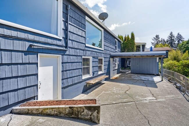 Building Photo - Recently Updated 3 Bed 2 Bath Seattle Home w/ Attached Garage!