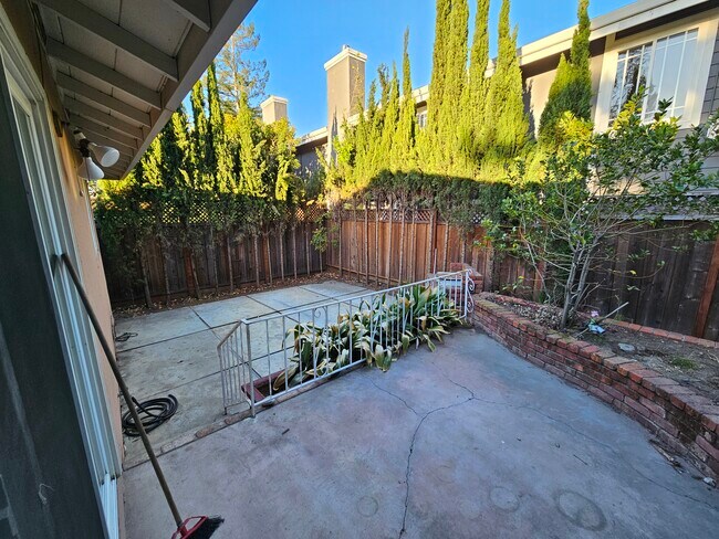 Building Photo - 3107 Alameda de las Pulgas
