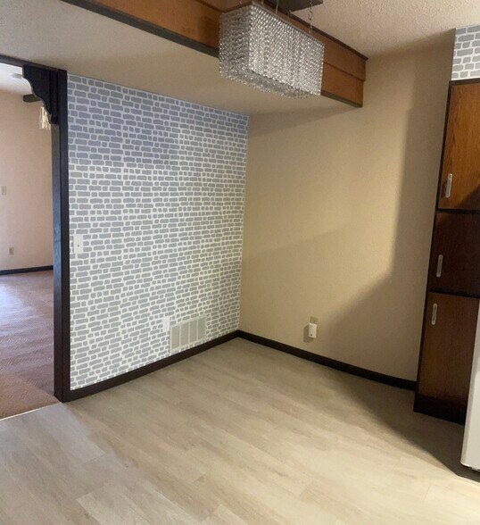 Building Photo - 1420 W South Park Ave