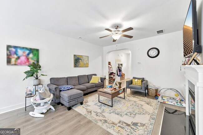 Building Photo - 5811 Calle Vis Dr