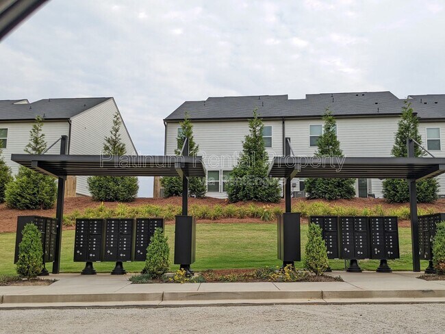 Building Photo - 5770 Thornton Dr