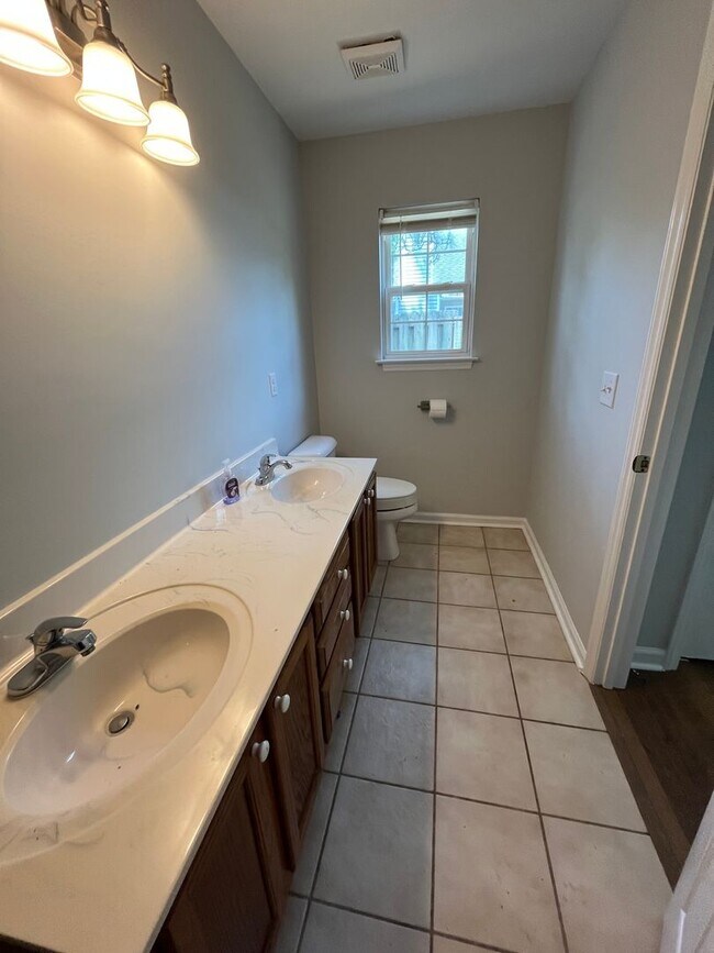 Building Photo - Discover this well-maintained 3-bedroom, 2-bath home in Wilmington, NC