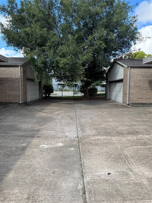 Building Photo - 10811 Richmond Ave.