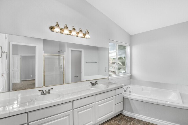 Building Photo - Discover Your Dream Home in Sterling Park!