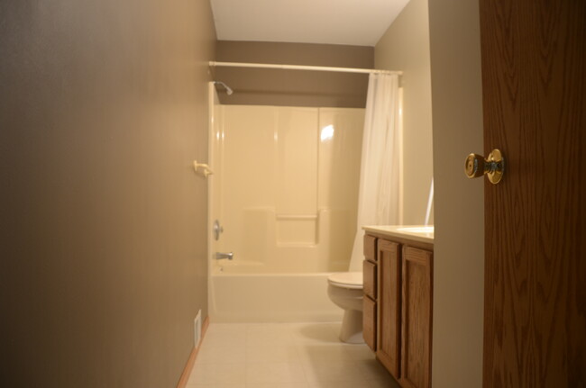 full bath room - 1528 E Preston St