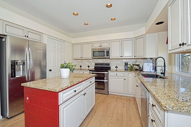 Building Photo - 4-bedroom Gem Near Ft. Carson!