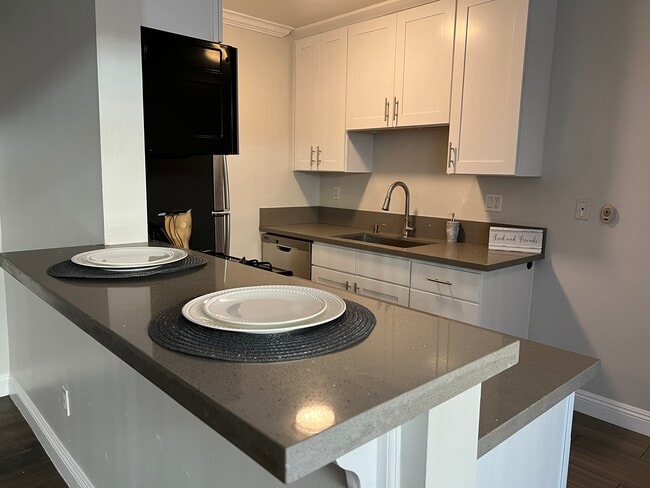 Building Photo - Beach West