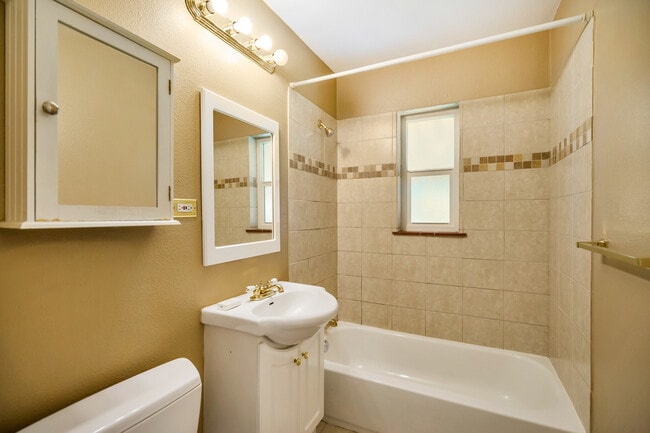 Building Photo - Amazing 4BR, 2BTH in Park Hill!!