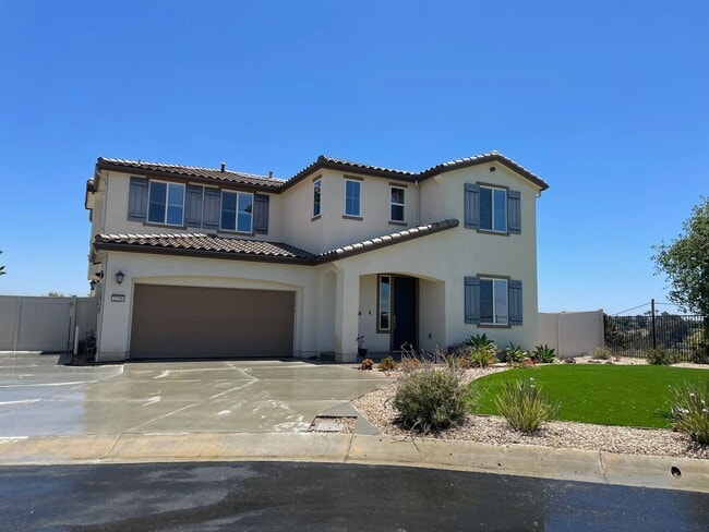 Building Photo - Stunning 4 bedroom home in Vista-With Solar!