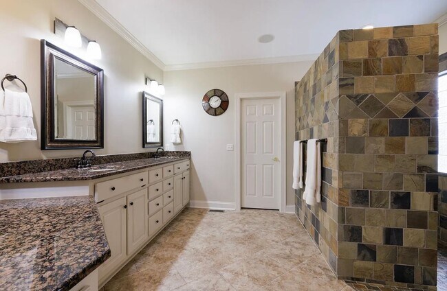 Building Photo - Luxury Waterfront Rental in Gated Montebello Community