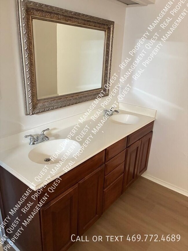 Building Photo - 814 Meandering Way