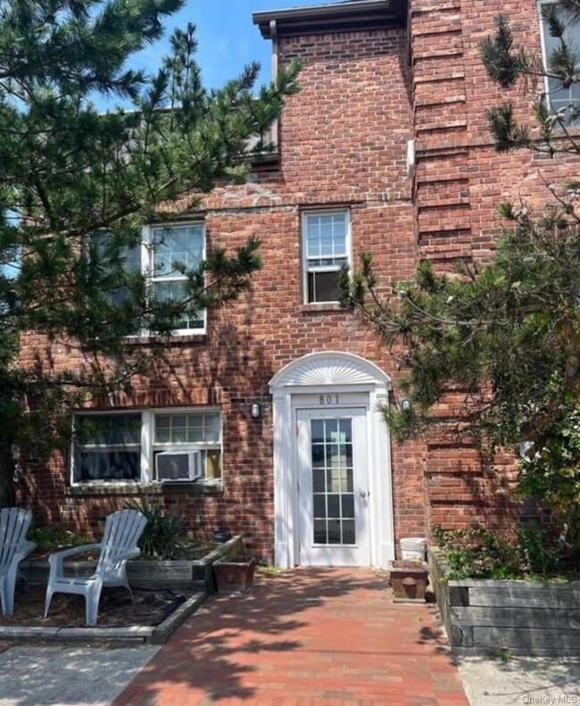 Building Photo - 801 E Broadway