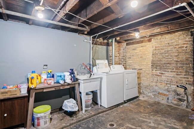 Building Photo - 2420 S Oakley Ave
