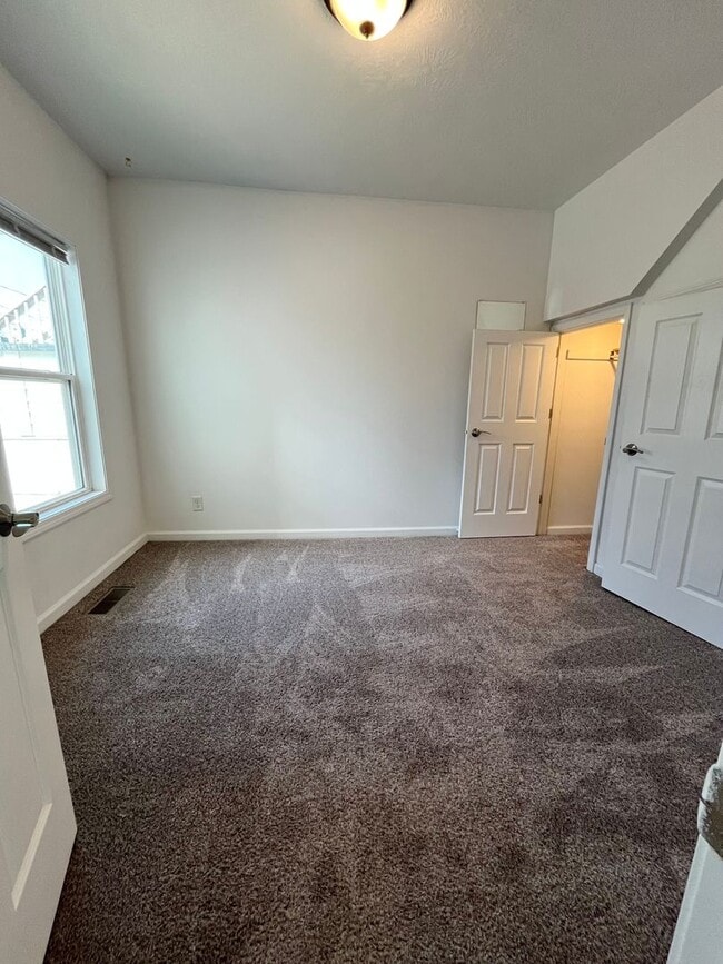 Building Photo - 815 W 11th St