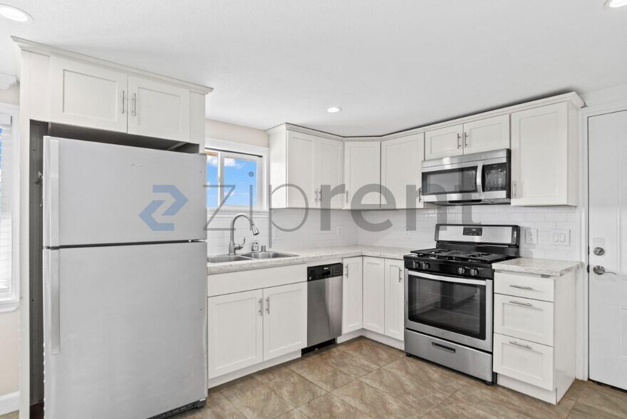 Building Photo - Unit A
