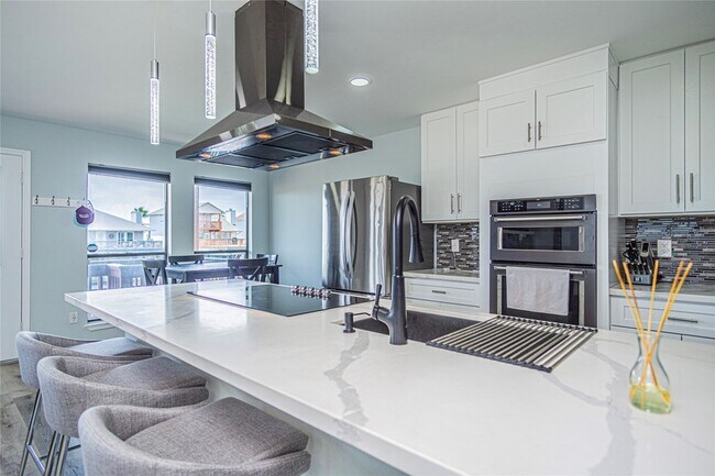 Building Photo - 301 Commander Dr