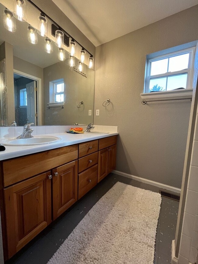 Building Photo - 2231 Watersong Cir