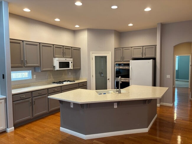 Building Photo - Lakeside Community Beauty