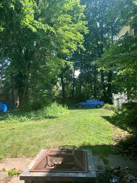 backyard / parking - 457 Park Ave