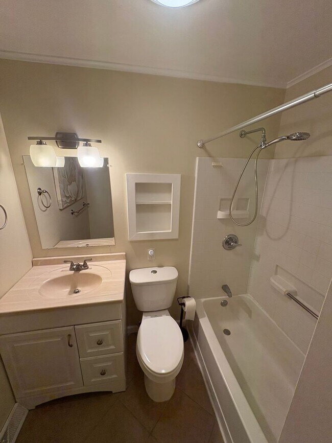 Building Photo - Welcome to this charming 3 bedroom, 2 bathroom home located in Peoria, IL.