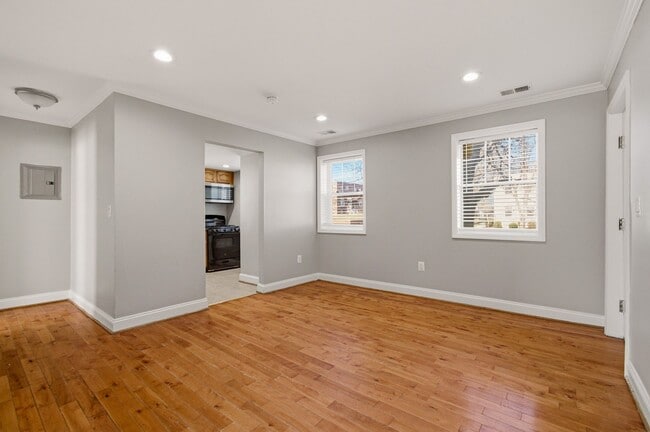 Building Photo - Congress Heights Three Bedroom W/Washer & Dryer In Unit!