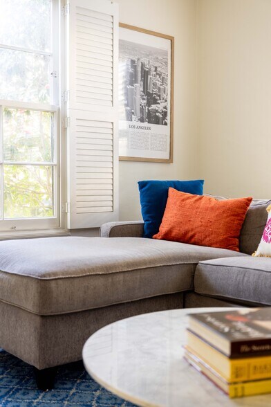 Living Room - 1290 Devon Ave